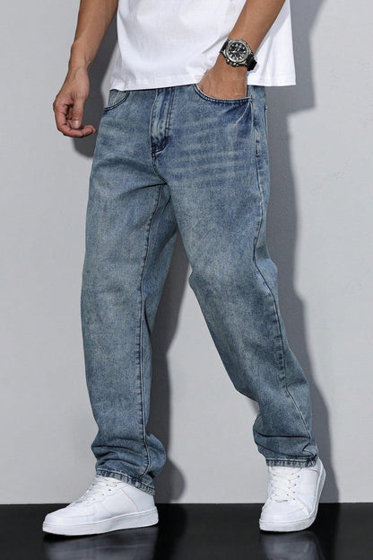 Seitlicher Look in einer mittelblau ausgewaschenen Variante der lockeren Jeans, kombiniert mit weißem Shirt und Sneakern 7