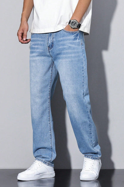 Seitlicher Look in einer hellblau gewaschenen Variante der geraden Jeans, getragen mit weißem Shirt und Armbanduhr 8