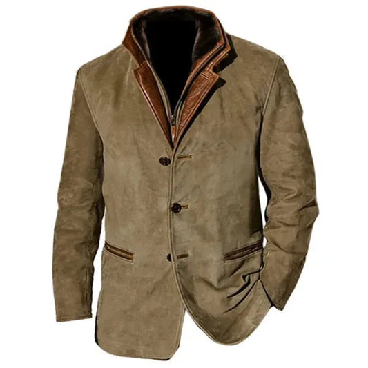 Frontansicht der Wildleder-Jacke in Olivgrün mit drei Knöpfen, braunem Lederkragen mit Fellfutter und Paspeltaschen vor weißem Hintergrund. 1