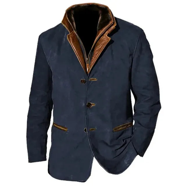 Frontansicht der Jacke in Marineblau mit braunem Lederkragen, Fellfutter, Knopfleiste und braun eingefassten Taschen. 6