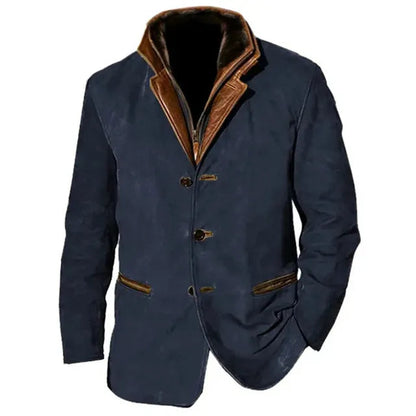 Frontansicht der Jacke in Marineblau mit braunem Lederkragen, Fellfutter, Knopfleiste und braun eingefassten Taschen. 6