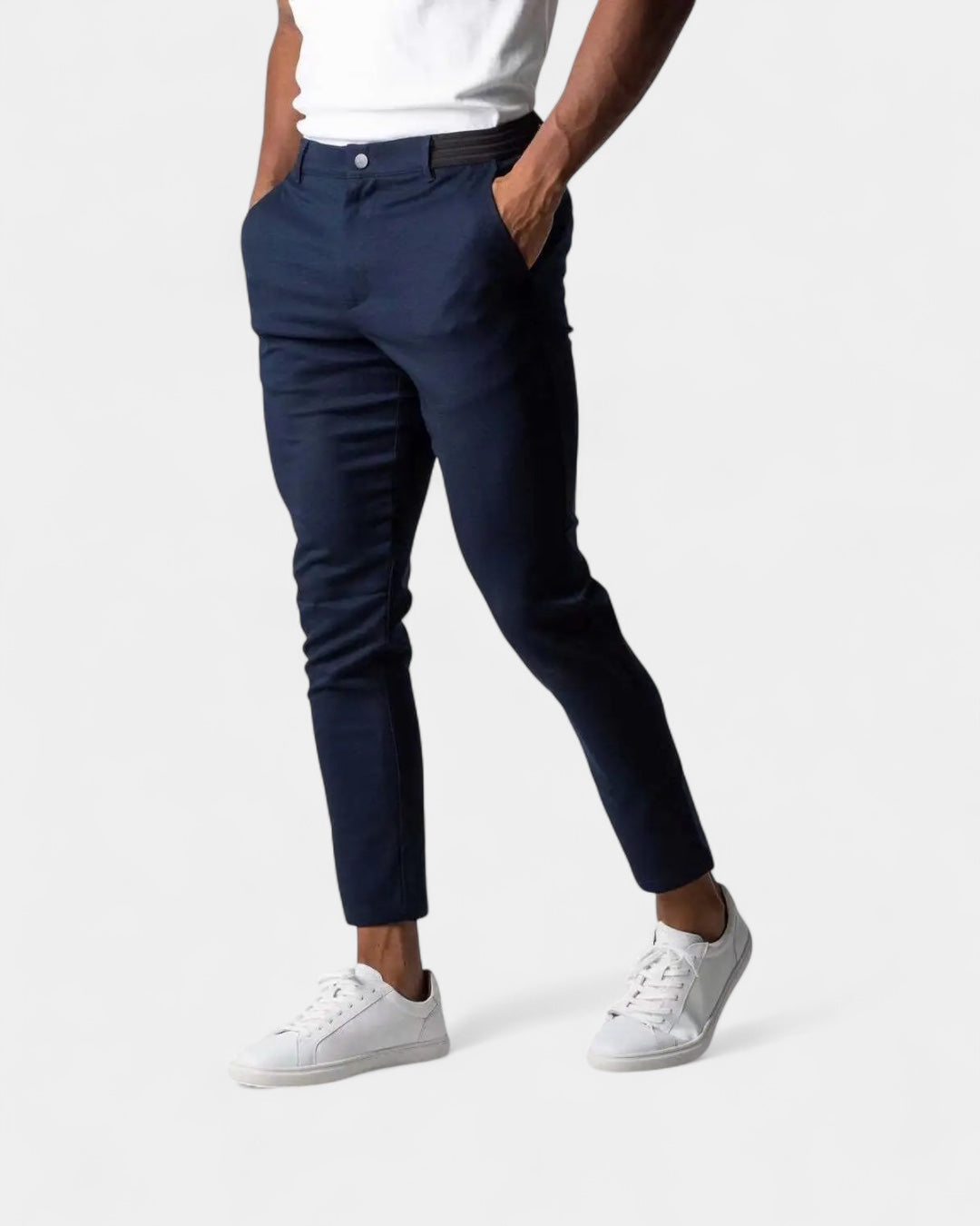 Model trägt die Hose in Dunkelblau mit schwarzem elastischem Bund, weißem Shirt und weißen Sneakern 2
