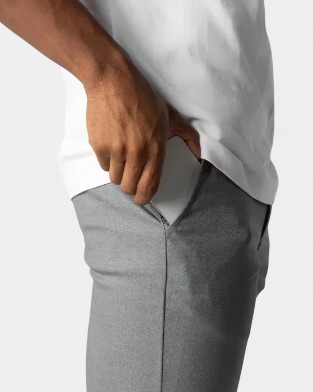 Nahaufnahme der grauen Hose: Eine Hand greift in die schräg eingesetzte Seitentasche 6