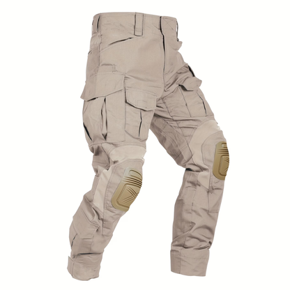 Hose in Sandbeige mit farblich passenden Knieschonern, Cargotaschen und Klettbund, schräg von vorn freigestellt. 11