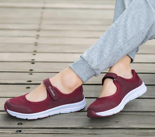 Bordeauxrote Mesh-Sneaker, atmungsaktiv, bequem, Damen, mit Klettverschluss, auf Holzsteg.