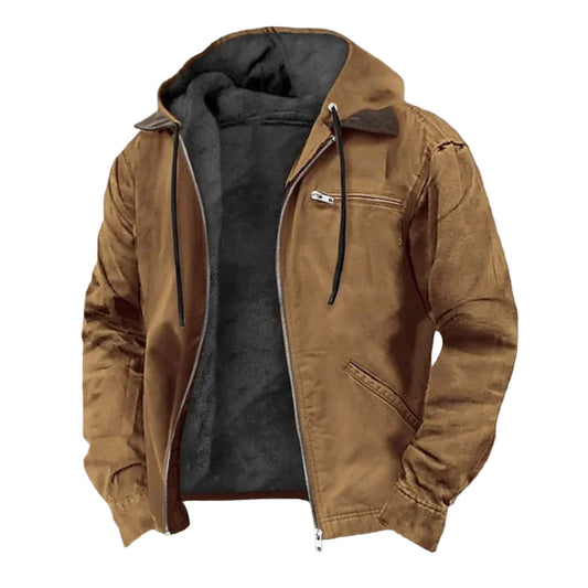Offene Herren-Kapuzenjacke in Camelbraun mit dunkelgrauem Plüschfutter, Reißverschluss, Brusttasche und Kordeln auf weißem Hintergrund.
