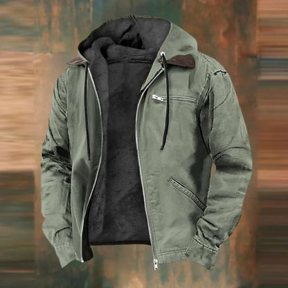 Die Jacke in gedecktem Olivgrün, offen getragen mit Kapuze, Reißverschlusstasche und dunklem Futter.