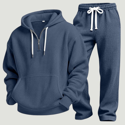 Blaues Waffelstrick-Set aus Hoodie mit Kapuze und Jogginghose mit weißem Kordelzug, freigestellt nebeneinander. 9
