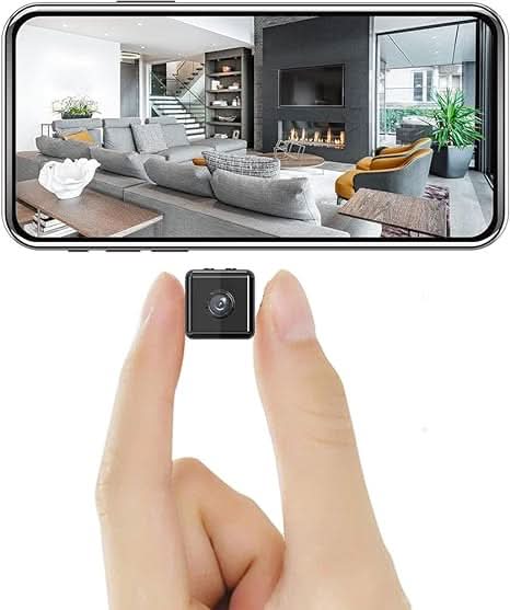 Schwarze Mini-Sicherheitskamera aus Kunststoff mit Smartphone und Live-Bild eines Wohnzimmers
