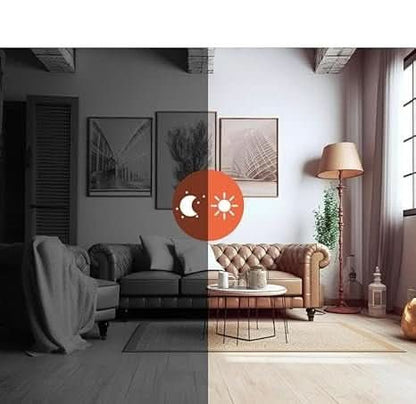 Wohnzimmer mit Ledersofa und schwarzer Mini-Sicherheitskamera in Tages- und Nachtsichtansicht