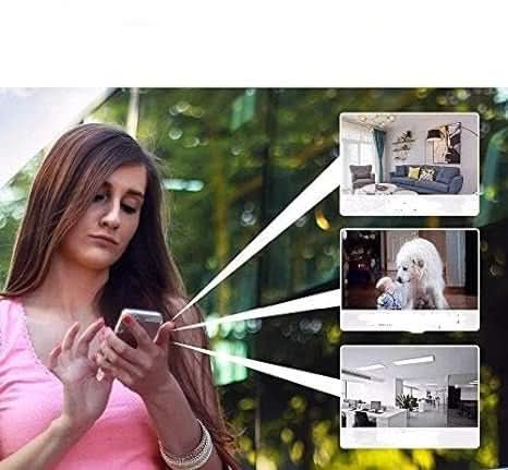 Frau mit Smartphone und drei Live-Ansichten einer schwarzen Mini-Sicherheitskamera