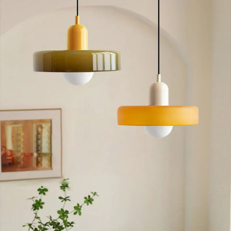 Bauhaus Buntglas-Pendelleuchte mit olivgrünem und orangegelbem Schirm im Raum, another view