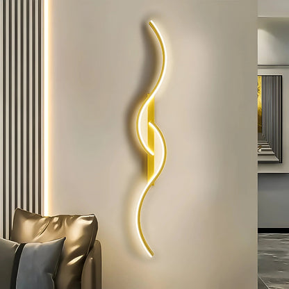 Goldfarbene, leuchtende Wellenlampe an heller Wand neben einem Ledersofa mit Kissen im Wohnzimmer 1