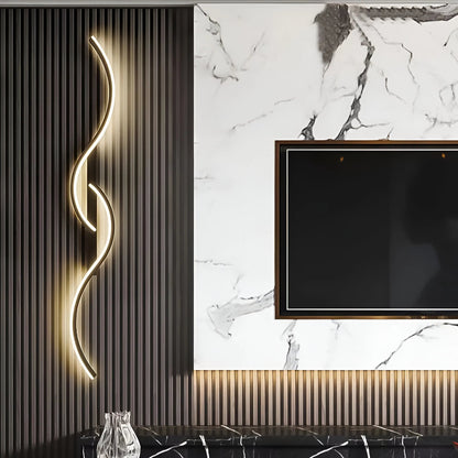 Schwarze Wellenlampe an dunkler Lamellenwand neben dem Fernseher vor weißer Marmorwand 5