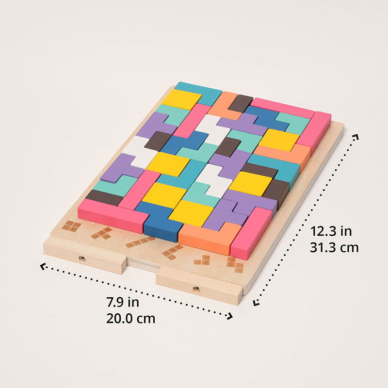 Holz-Tetris-Puzzlespiel mit fertig gefülltem Holzbrett schräg von oben, Detail.