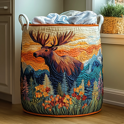 Gesteppter Wäschekorb mit großem Elch vor Bergen und Wildblumen in Orange und Blau, mit Handtüchern gefüllt. 6