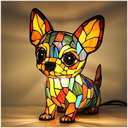 Kleine Chihuahua-Lampe mit großen Ohren und großen dunklen Augen, bunter Glaslook, schwarzes Kabel hinten rechts sichtbar