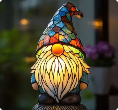 Gartenzwerg-Leuchte im Buntglas-Stil mit mosaikartiger Mütze, leuchtendem weißem Bart und orangefarbener Nase
