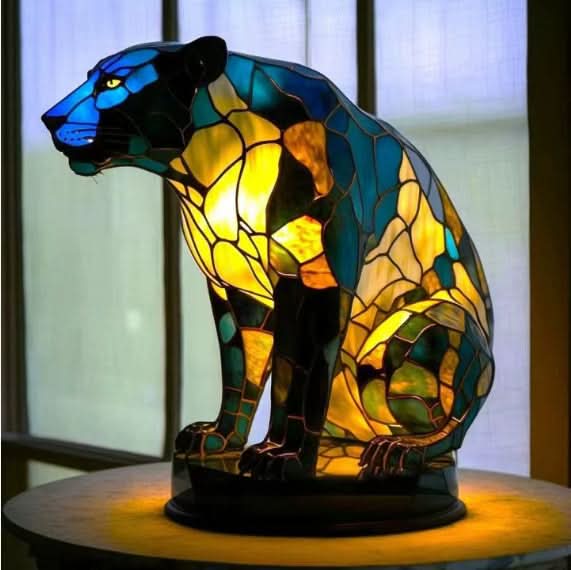 Sitzende Raubkatzen-Figur mit blauem Kopf und gelb-grünem Mosaikkörper auf runder Basis