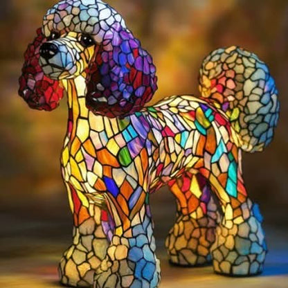 Stehende Pudel-Figur im Mosaikstil mit violetten und roten Ohren, bunter Körper aus kleinen Glasstücken