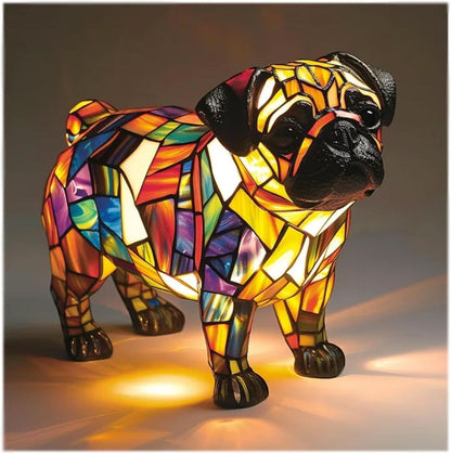 Stehende Mops-Figur mit schwarzer Schnauze und Ohren, buntem Mosaikkörper in Orange, Violett und Blau