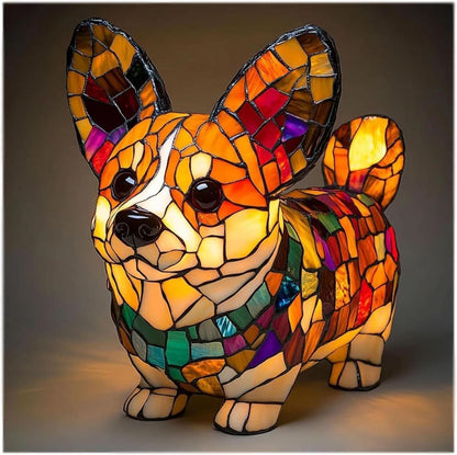Stehende Corgi-Figur mit großen Ohren, glänzenden dunklen Augen und orangefarbenem Mosaikkörper mit grünem Streifen am Hals, leuchtend vor dunklem Hintergrund. 25