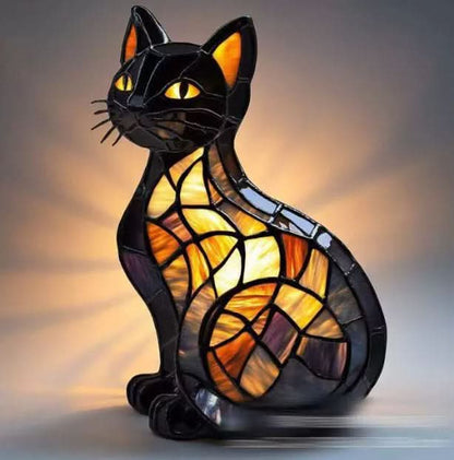 Sitzende Katzenfigur mit dunklem Umriss und gelben Augen, Körper mit leuchtend orangen Glasflächen
