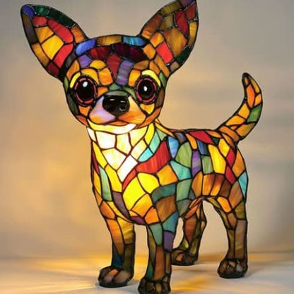 Stehende Chihuahua-Figur mit großen Ohren und runden roten Augen, bunter Mosaikkörper leuchtet warm