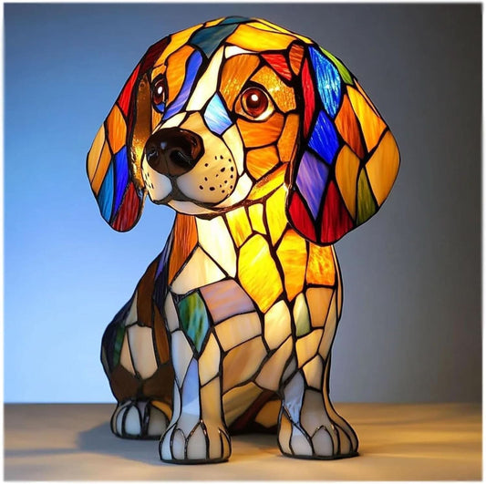 Leuchtende Hundefigur im Buntglas-Stil, sitzend, mit braunen Augen, bunten Schlappohren und warm beleuchtetem Körper