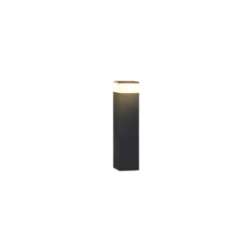 Niedrigere Variante der schwarzen, rechteckigen Pollerleuchte mit warm leuchtendem Lichtband am oberen Ende, freigestellt vor weißem Hintergrund. 1