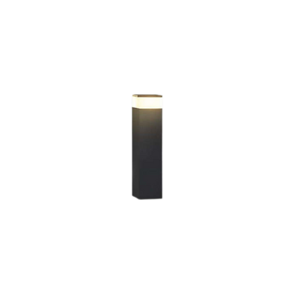 Niedrigere Variante der schwarzen, rechteckigen Pollerleuchte mit warm leuchtendem Lichtband am oberen Ende, freigestellt vor weißem Hintergrund. 1