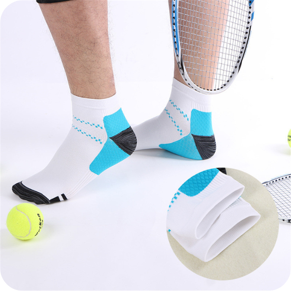 Weiße Kompressionsstrümpfe mit blauer Ferse und dunkler Verstärkung, dazu Tennisball und Schläger sowie ein Detail des Bündchens.
