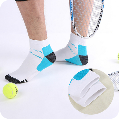 Weiße Kompressionsstrümpfe mit blauer Ferse und dunkler Verstärkung, dazu Tennisball und Schläger sowie ein Detail des Bündchens.