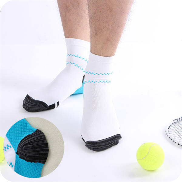 Weiße Kompressionsstrümpfe mit blauen Zierlinien, daneben ein Tennisball und ein Schläger, mit Detail der verstärkten Ferse.