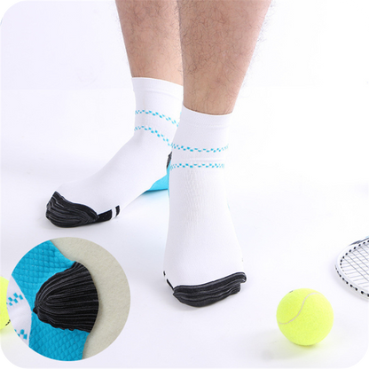 Weiße Kompressionsstrümpfe mit blauen Zierlinien, daneben ein Tennisball und ein Schläger, mit Detail der verstärkten Ferse.