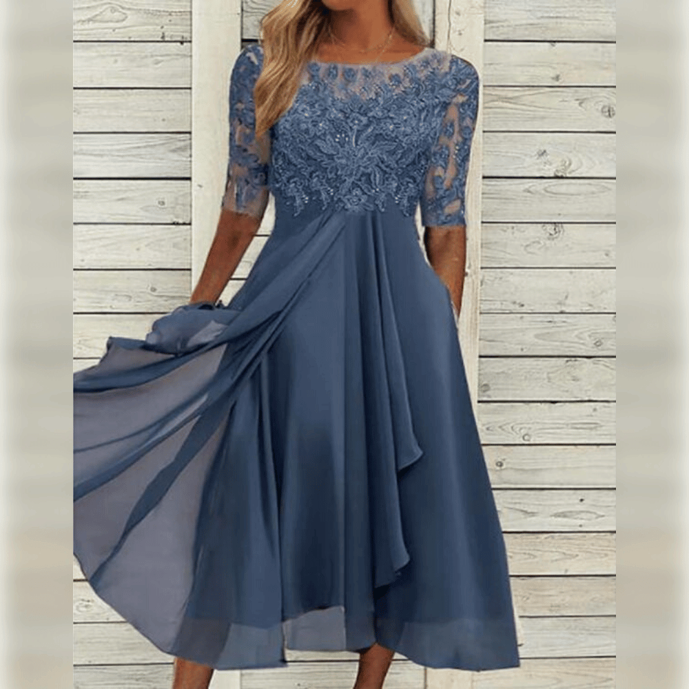 Elegantes blaues Abendkleid mit Spitzenoberteil und fließendem Chiffonrock, dreiviertel Ärmel.