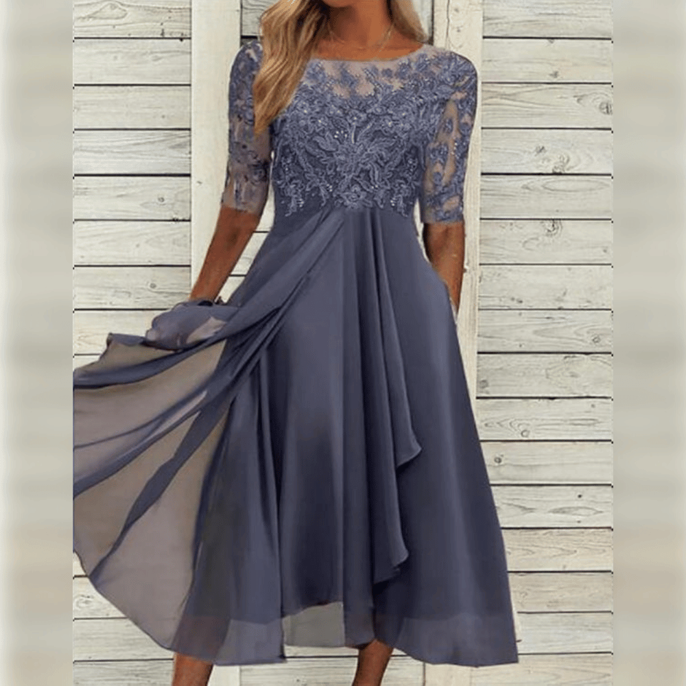 Elegantes blaues Abendkleid aus Chiffon mit Spitzenoberteil und halblangen Ärmeln.
