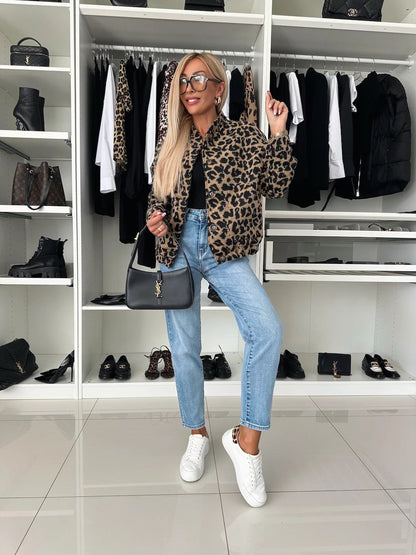 Leopardenprint-Jacke in Schwarz und Braun in Ganzkörperansicht mit Jeans, weißen Sneakern und schwarzer Handtasche.