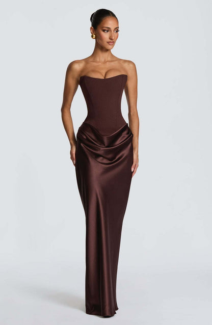 Braunes Korsettkleid ohne Choker, Frontansicht mit zur Seite gewandtem Blick des Models 13