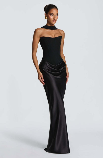 Schwarzes Korsettkleid mit Choker am Hals, seitlich schräge Ansicht der Hüftdrapierung am Model 22