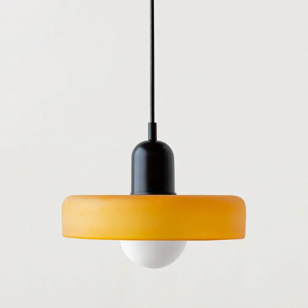Bauhaus Buntglas-Pendelleuchte mit orangegelbem Glasschirm und schwarzer Kappe