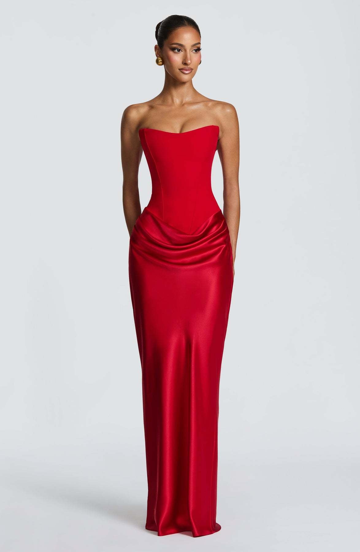 Rotes trägerloses Korsettkleid ohne Choker in Frontansicht, mit fließendem Satinrock und drapierter Hüfte 29