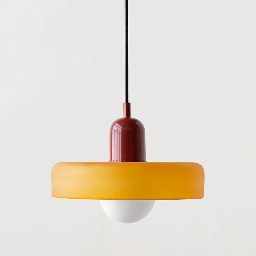 Bauhaus Buntglas-Pendelleuchte mit orangegelbem Glasschirm und dunkelroter Kappe