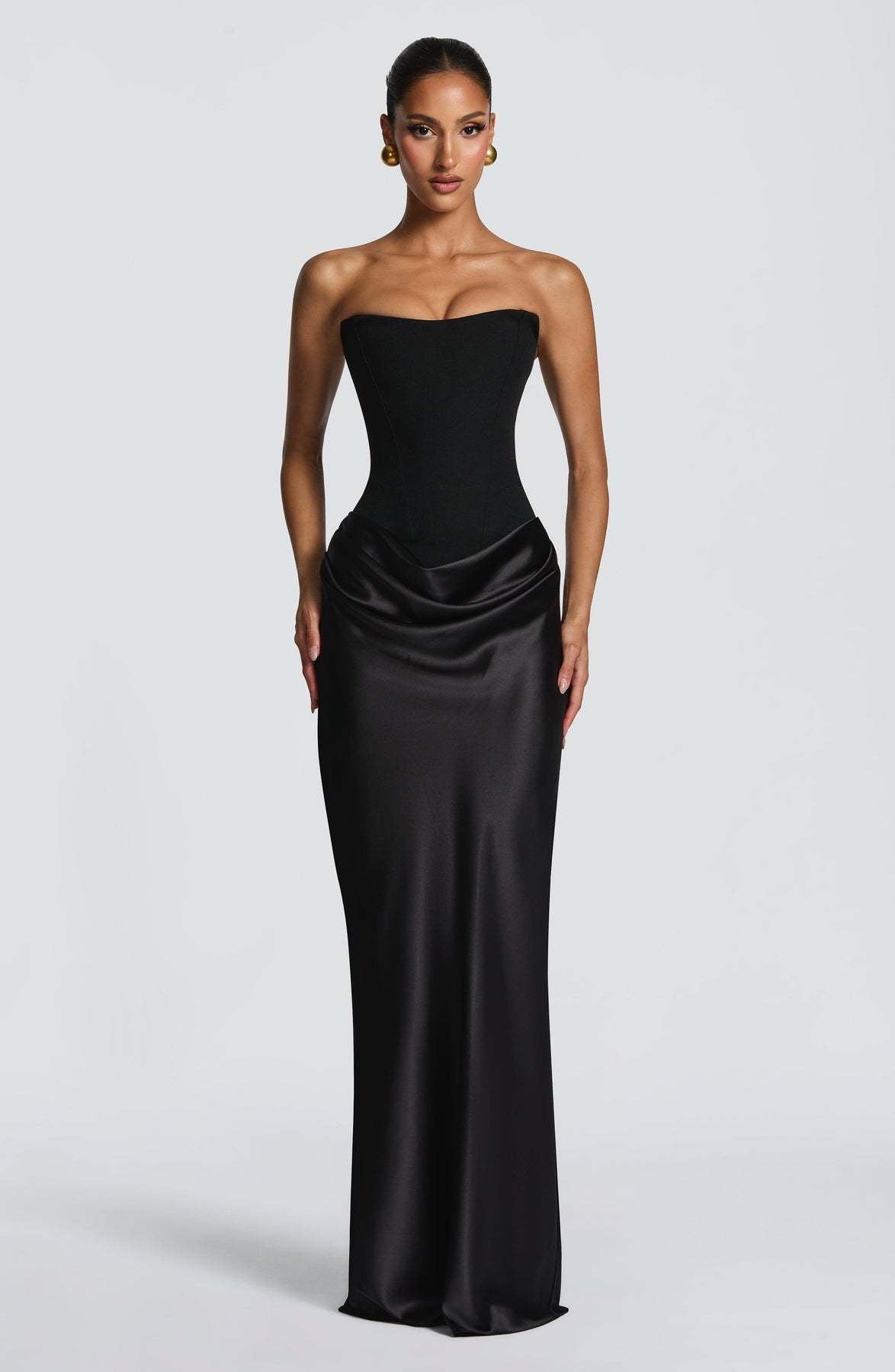 Schwarzes trägerloses Korsettkleid mit drapierter Hüfte, Frontansicht, ohne Choker, getragen von einem Model 21