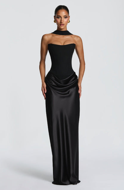 Schwarzes Satin-Korsettkleid mit Choker-Ausschnitt in Frontansicht, Model mit goldenen Ohrringen vor hellgrauem Hintergrund 24