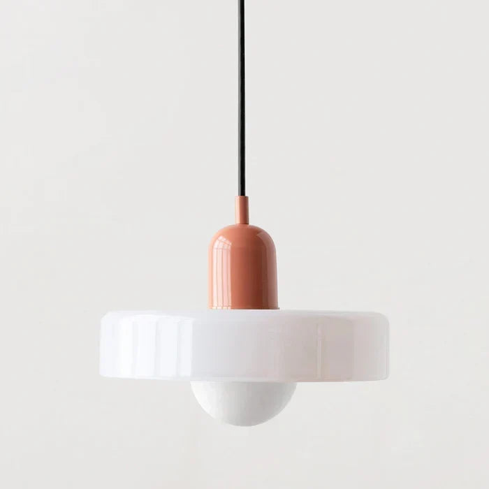 Pendelleuchte mit weißem Opalglasschirm und lachsfarbener Kappe an schwarzem Kabel vor hellem Hintergrund. 32