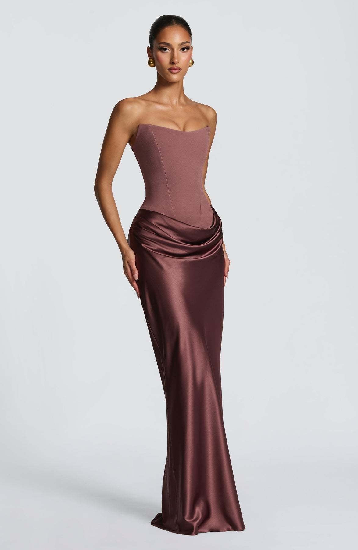 Mauvefarbenes Korsettkleid seitlich schräg gezeigt, Model mit Hand an der Hüfte, Drapierung gut sichtbar 16