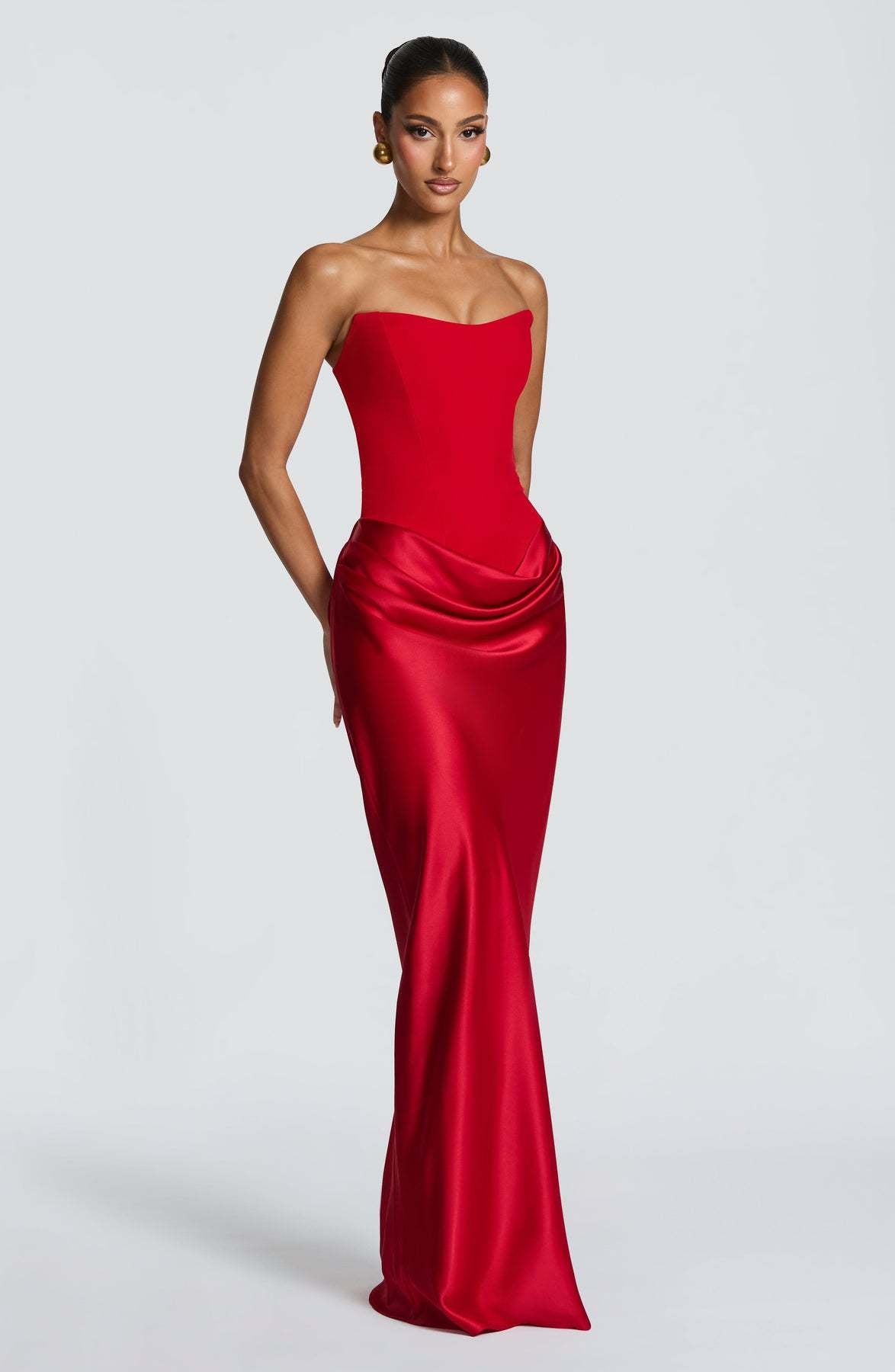 Rotes Korsettkleid ohne Choker, leicht seitlich fotografiert, Satinrock fällt glänzend bis zum Boden 30