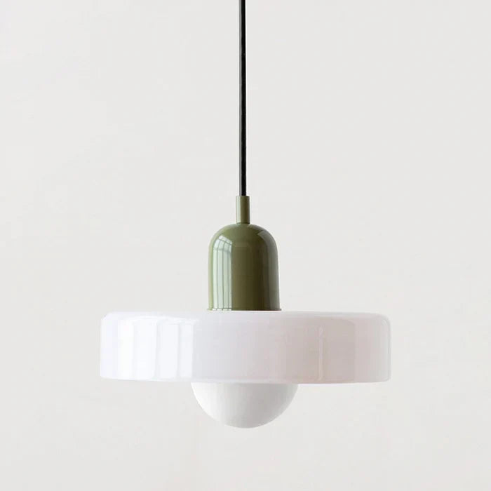 Pendelleuchte mit weißem Glasschirm und grüner Metallkappe an schwarzem Kabel, freigestellt vor neutralem Hintergrund. 33