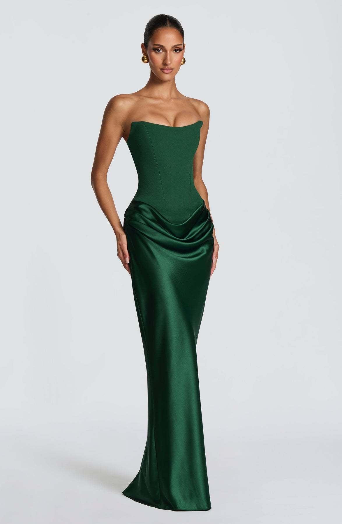 Smaragdgrünes Korsettkleid im Dreiviertelwinkel, Model mit Hand an der Hüfte, Satinrock mit Drapierung 2